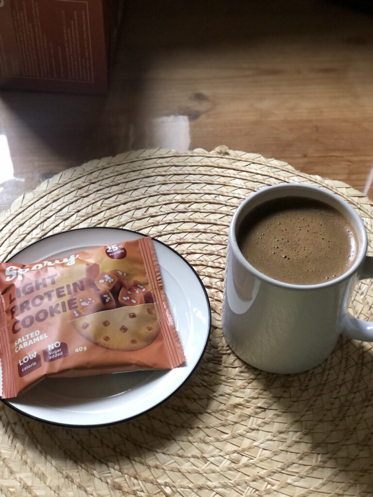 протеиновая печенька и кофе